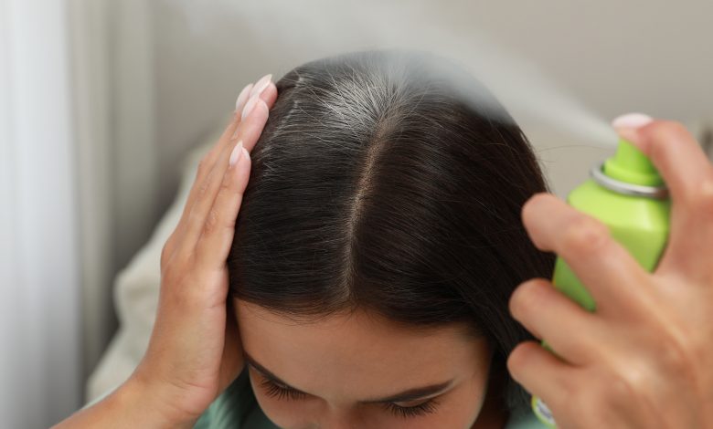 شامپو خشک چیست و چه کاربردی دارد؟ مزایا، معایب و روش استفاده