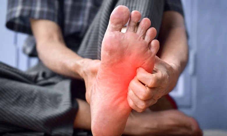 برای سوزش کف پا چی بخوریم؟ کمبود چه ویتامینی باعث سوزش کف پا می‌شود؟