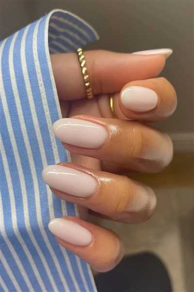 دیزاین لاک ناخن سفید شیری ساده و فرنچ؛ ترند داغ این روزها