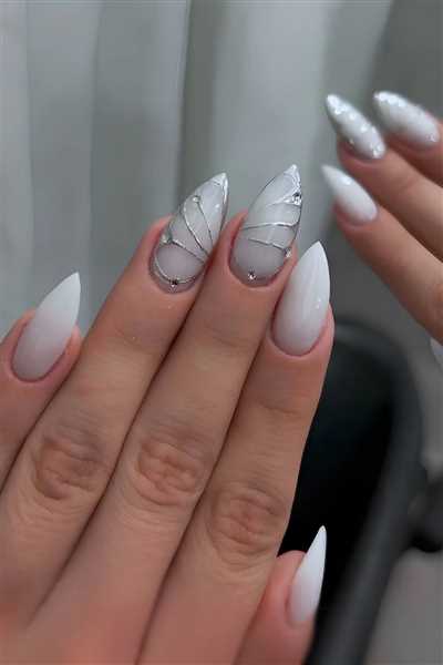 دیزاین لاک ناخن سفید شیری ساده و فرنچ؛ ترند داغ این روزها