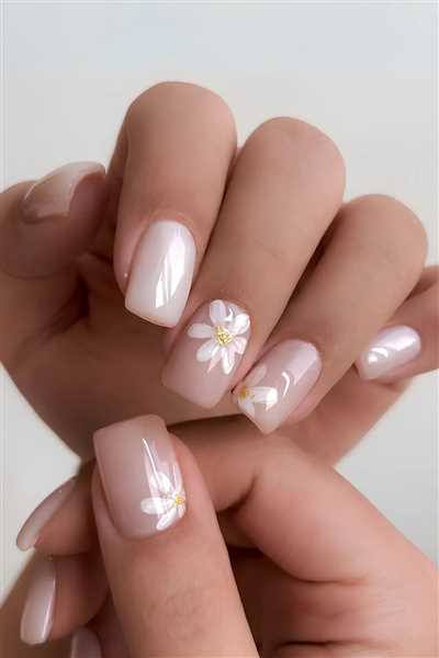 دیزاین لاک ناخن سفید شیری ساده و فرنچ؛ ترند داغ این روزها