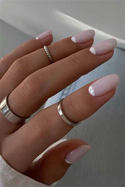 دیزاین لاک ناخن سفید شیری ساده و فرنچ؛ ترند داغ این روزها