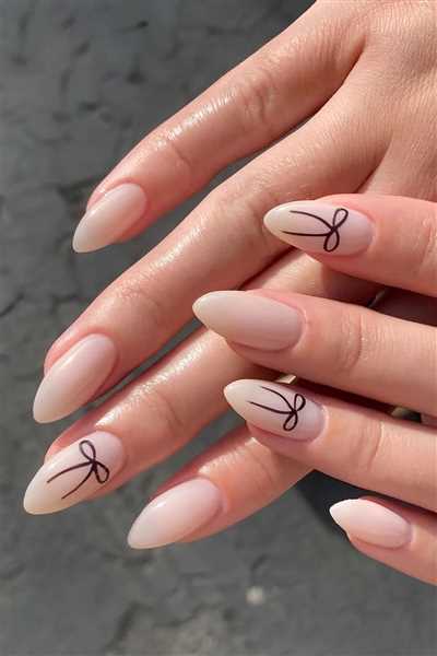 دیزاین لاک ناخن سفید شیری ساده و فرنچ؛ ترند داغ این روزها