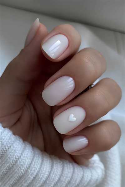 دیزاین لاک ناخن سفید شیری ساده و فرنچ؛ ترند داغ این روزها