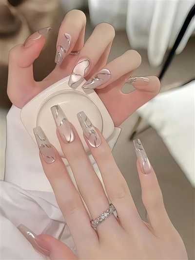 لاک ژل آیس نقره‌ای طرح جدید رسید؛ چقدر خوشگل و خاصن اینا
