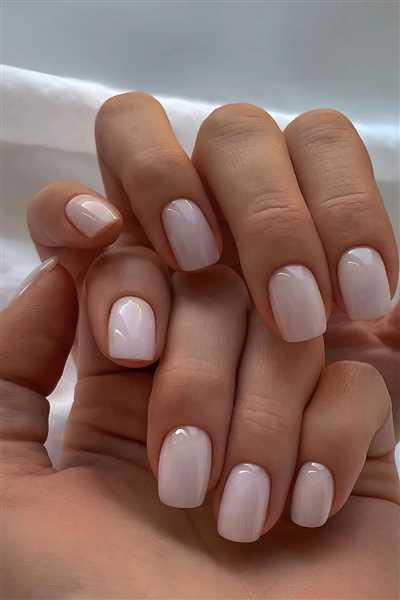 دیزاین لاک ناخن سفید شیری ساده و فرنچ؛ ترند داغ این روزها