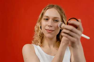 ۶ ترفند ساده برای جلوگیری از جمع شدن کانسیلر زیر چشم