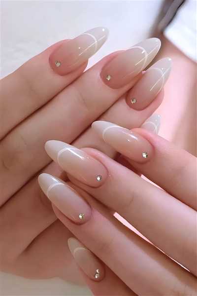 دیزاین لاک ناخن سفید شیری ساده و فرنچ؛ ترند داغ این روزها