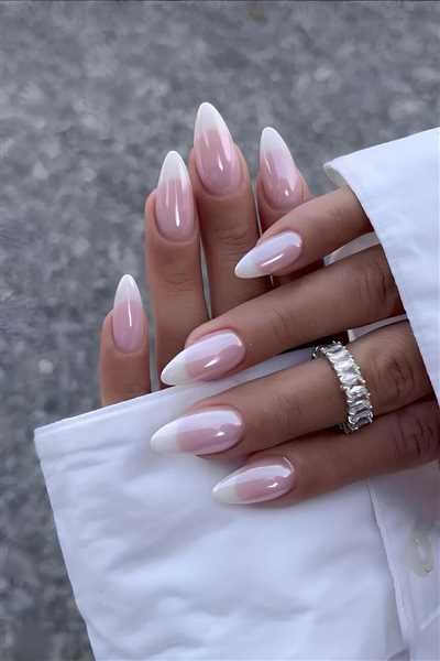 دیزاین لاک ناخن سفید شیری ساده و فرنچ؛ ترند داغ این روزها