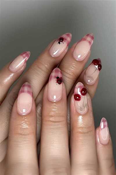 18 مدل فرنچ و لاک ژل ناخن با طرح کفشدوزک جذاب و ویژه مخصوص خانم های جوان