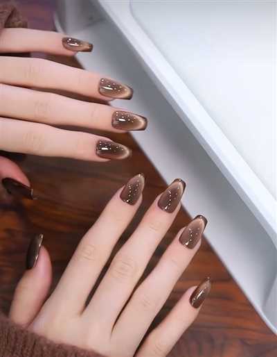 طراحی زیبا و شیک لاک ناخن موکا موس لاکچری