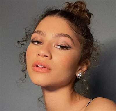 بیش از 30 مدل میکاپ صورت ویژه بانوان با چشم قهوه‌ای ترند سال
