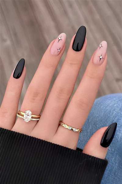 بیش از 50 مدل لاک و کاشت ناخن مشکی با دیزاین خاص و سنگین مناسب محرم