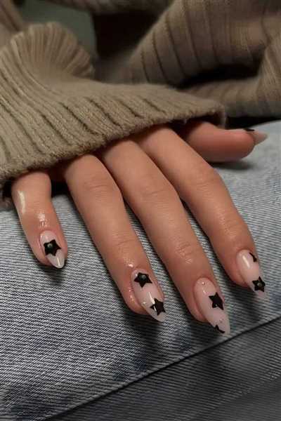 بیش از 50 مدل لاک و کاشت ناخن مشکی با دیزاین خاص و سنگین مناسب محرم