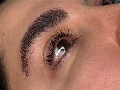 لیفت و لمینت مژه توسط آرایشگر ریحانه عمرانی