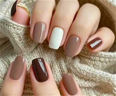 طراحی ناخن مد سال 2025 با ایده های ساده و شیک