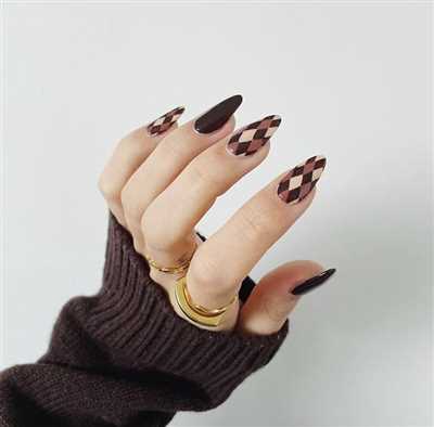 طراحی زیبا و شیک لاک ناخن موکا موس لاکچری